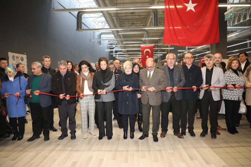 Depremzedeler yararına düzenlenen kermes kapılarını açtı