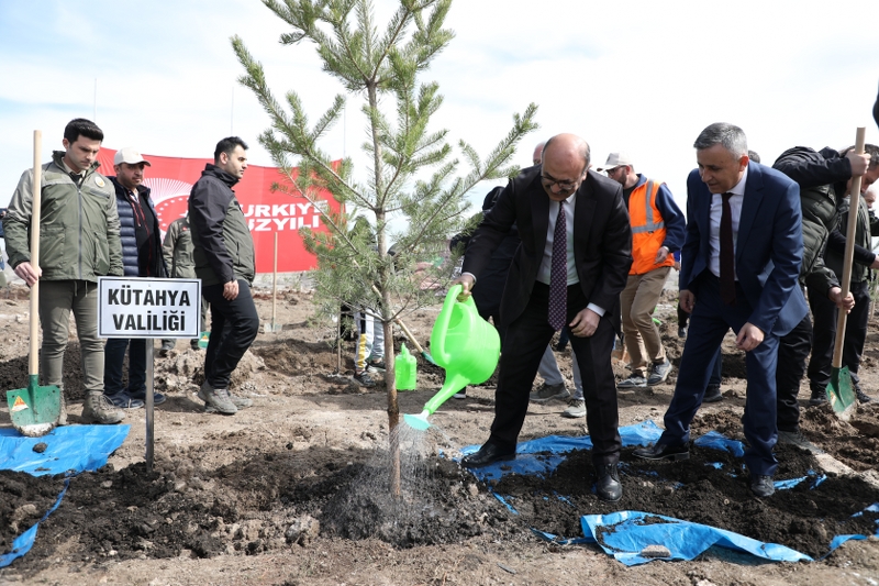 Fidanlar, depremde hayatını kaybedenlerin anısına toprakla buluştu