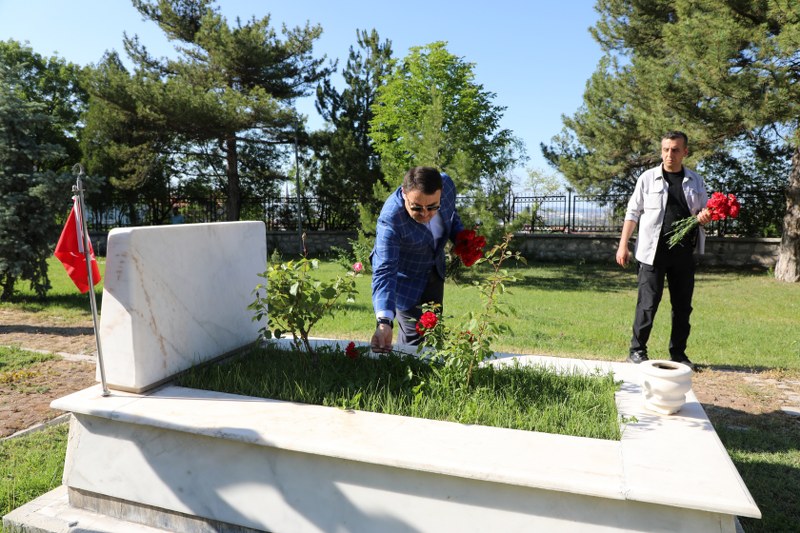 Valimiz Sayın Musa Işın, Bayram Arifesinde Şehitlerimizi Unutmadı